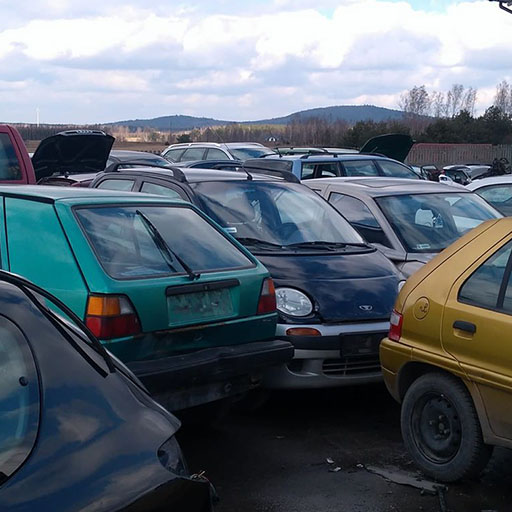 Plac ze skupionymi samochodami osobowymi