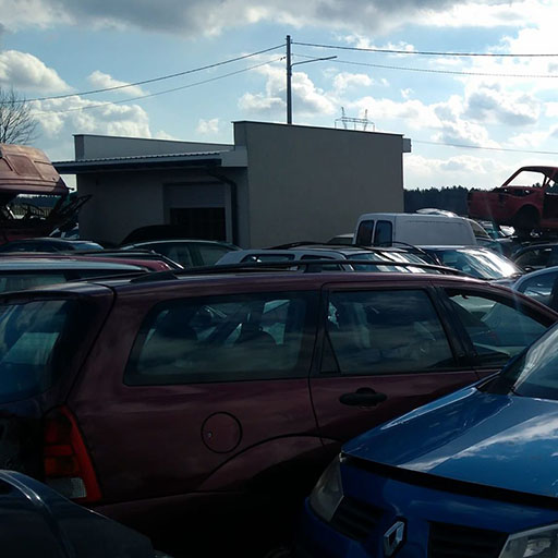 Samochody dostawcze na placu